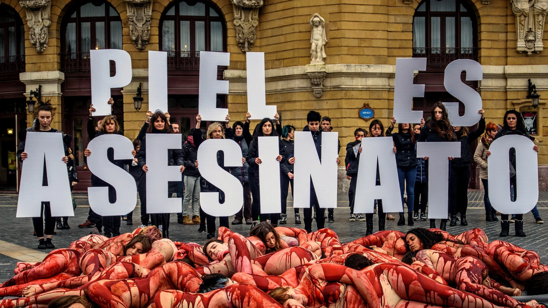 Protesta por el consumo de prendas de vestir de piel en Bilbao