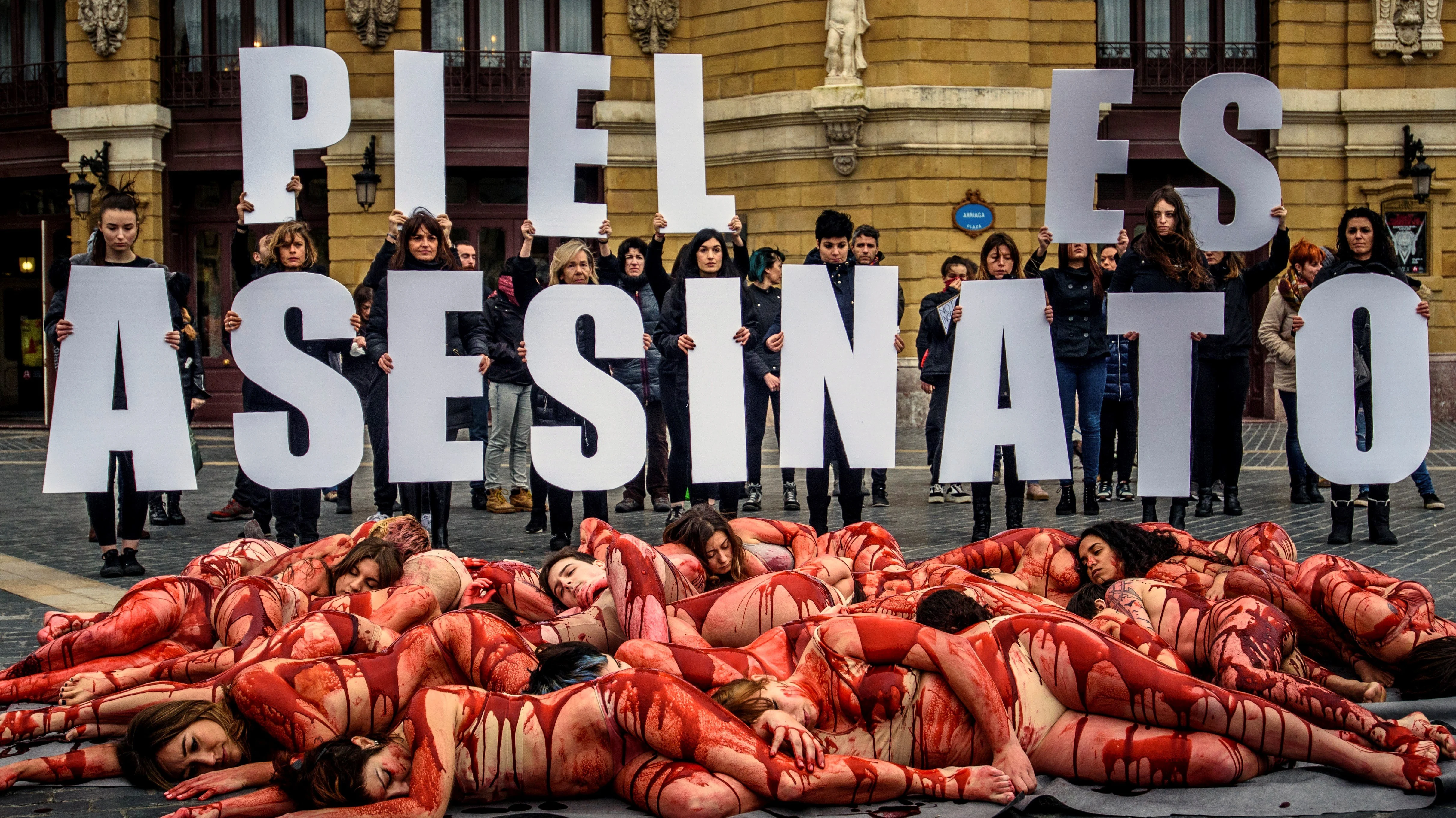 Protesta por el consumo de prendas de vestir de piel en Bilbao