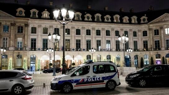 Una patrulla de la Polic&iacute;a permanece estacionada en frente de la entrada principal del Hotel Ritz