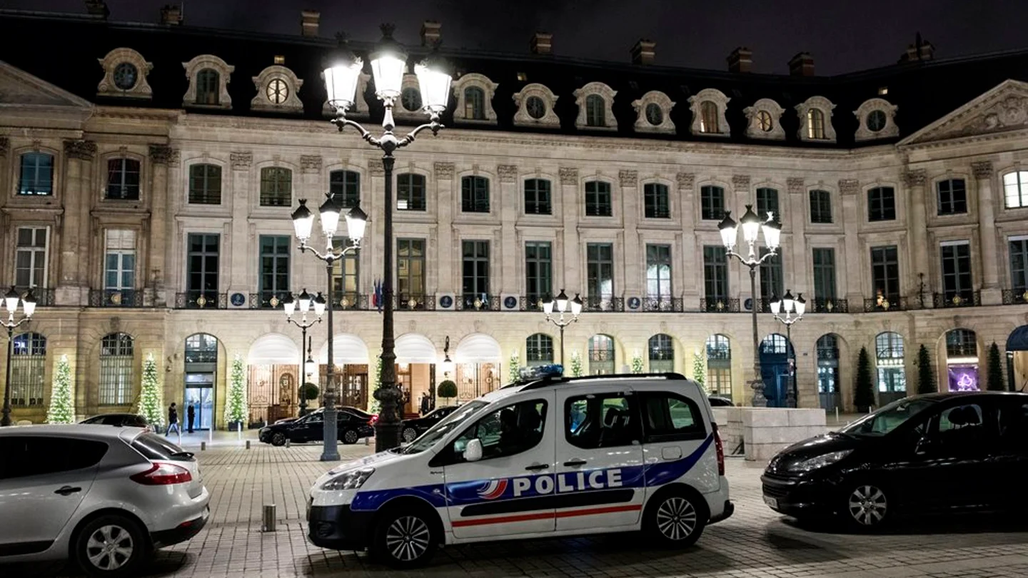 Una patrulla de la Policía permanece estacionada en frente de la entrada principal del Hotel Ritz Una patrulla de la Policía permanece estacionada en frente de la entrada principal del Hotel Ritz