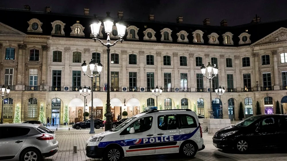 Una patrulla de la Policía permanece estacionada en frente de la entrada principal del Hotel Ritz