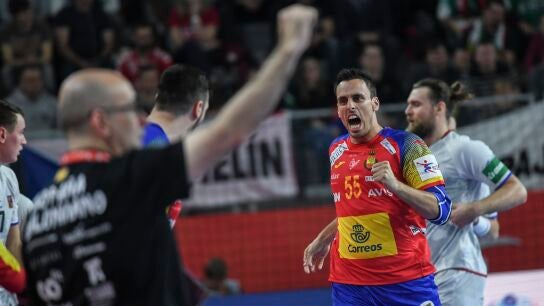 Adrian Figueras celebra una acci&oacute;n ante la Rep&uacute;blica Checa