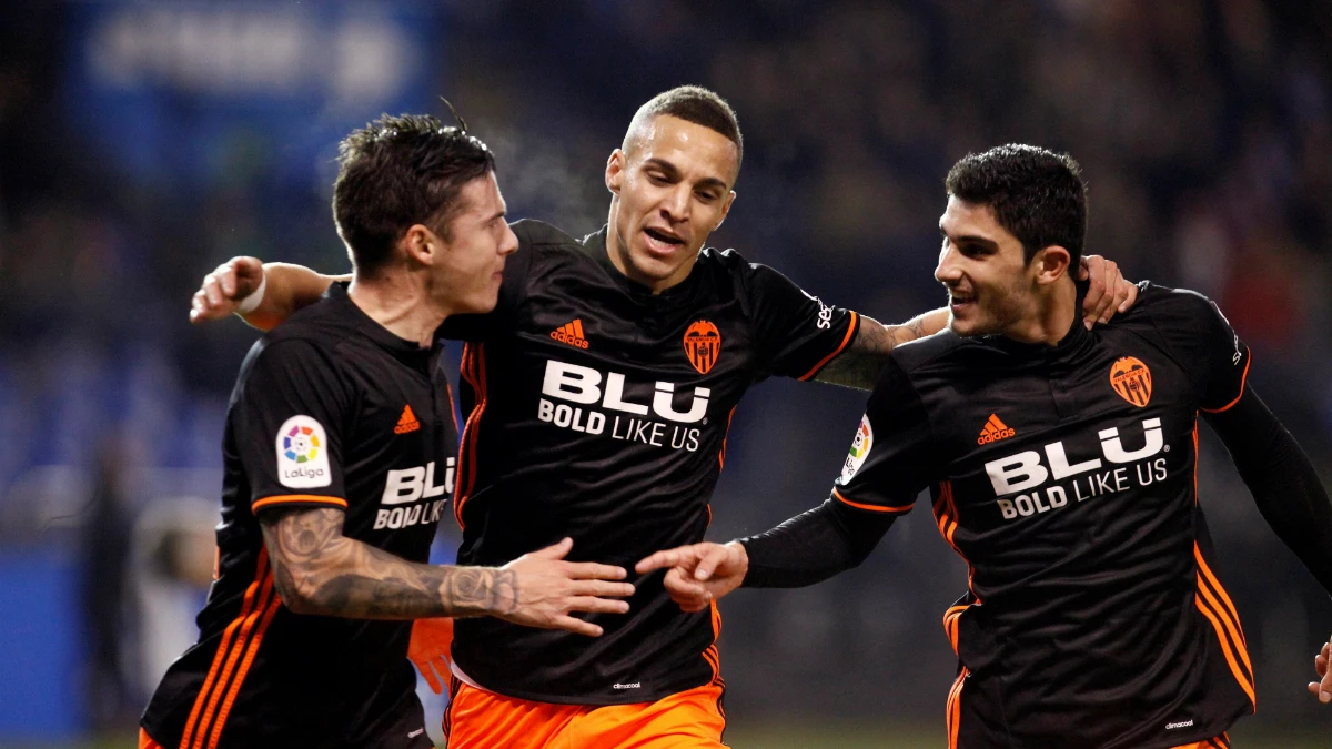 Rodrigo, Guedes y Mina celebran un gol