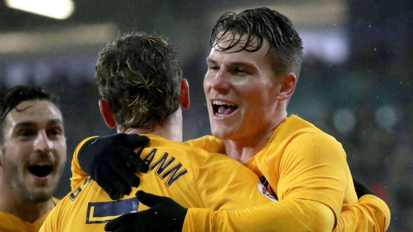 Gameiro y Griezmann celebran un gol