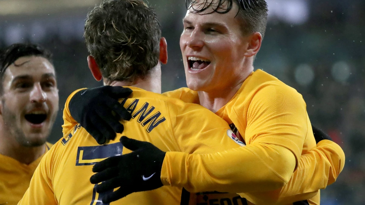 Gameiro y Griezmann celebran un gol