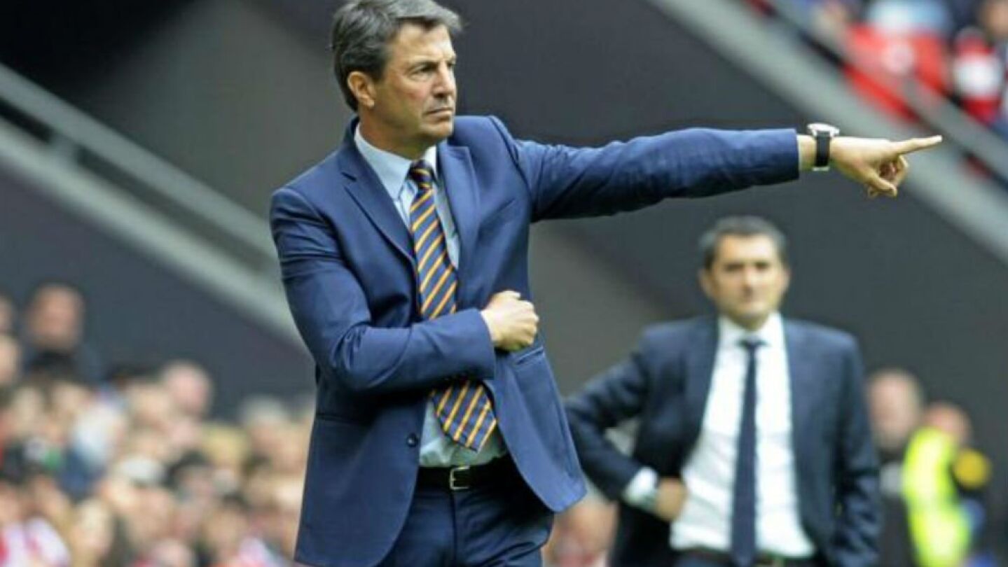 Jos&eacute; Gonz&aacute;lez dirigiendo un partido