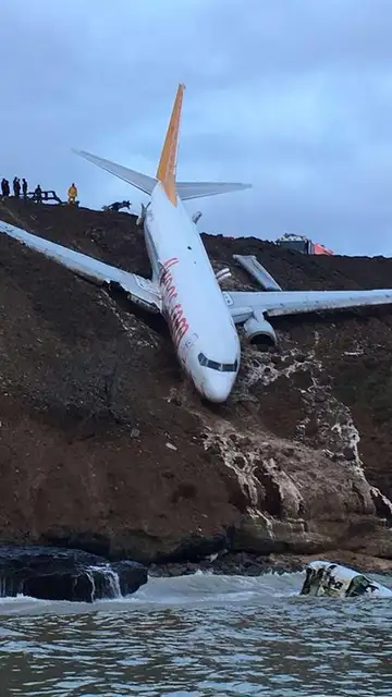 El avión que quedó atrapado en una ladera El avión que quedó atrapado en una ladera