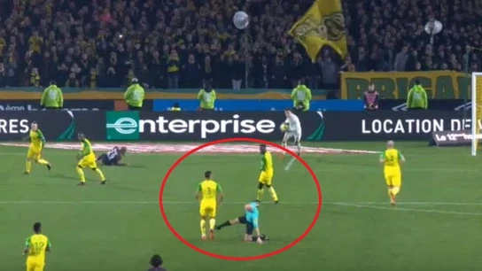El colegiado Tony Chapron suelta una patada a Diego Carlos en el Nantes-PSG El colegiado Tony Chapron suelta una patada a Diego Carlos en el Nantes-PSG