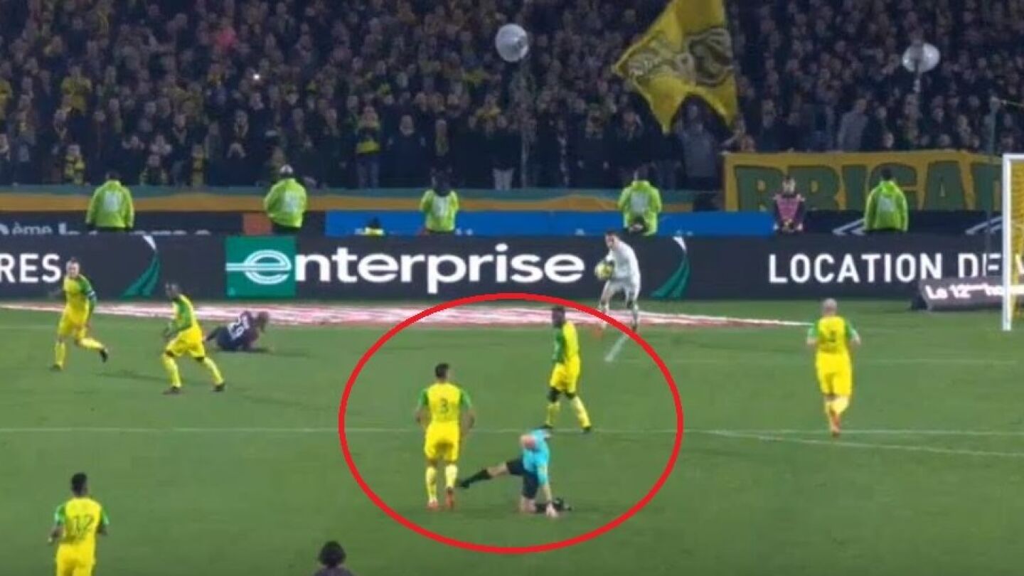 El colegiado Tony Chapron suelta una patada a Diego Carlos en el Nantes-PSG