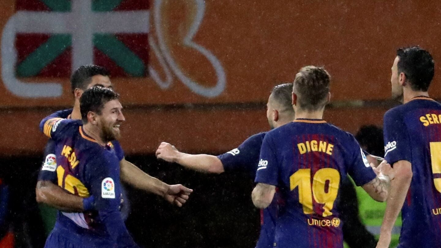 Leo Messi y Luis Su&aacute;rez celebran un gol en Anoeta