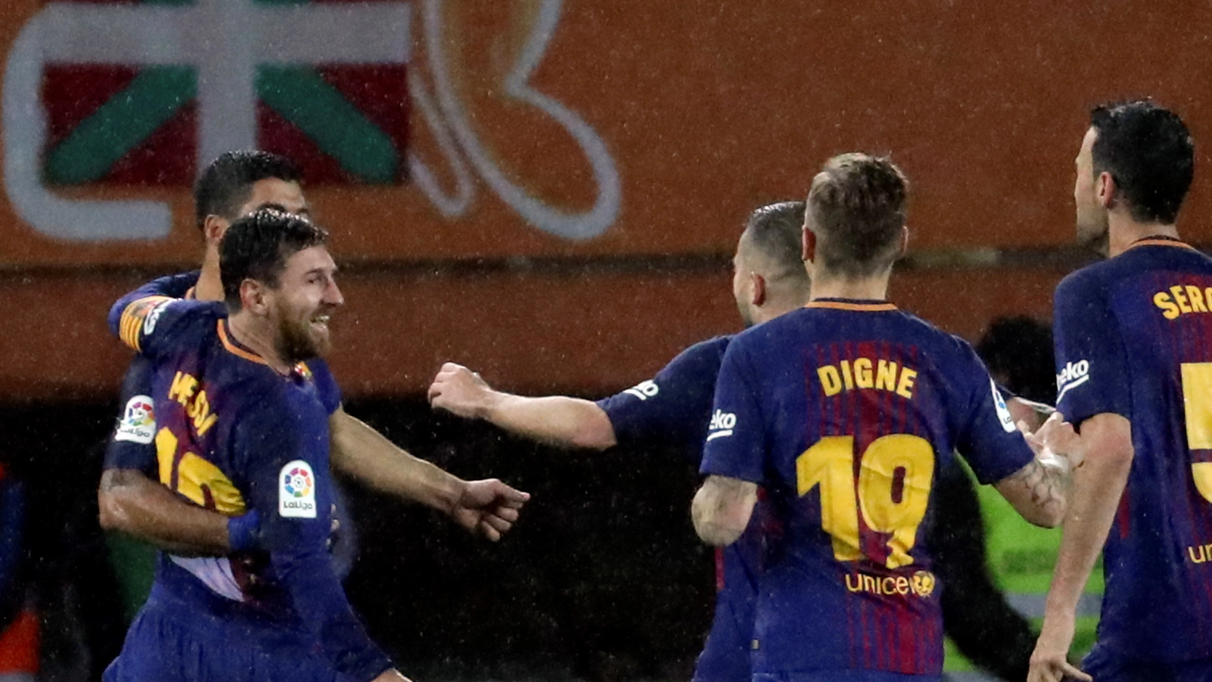 Leo Messi y Luis Suárez celebran un gol en Anoeta