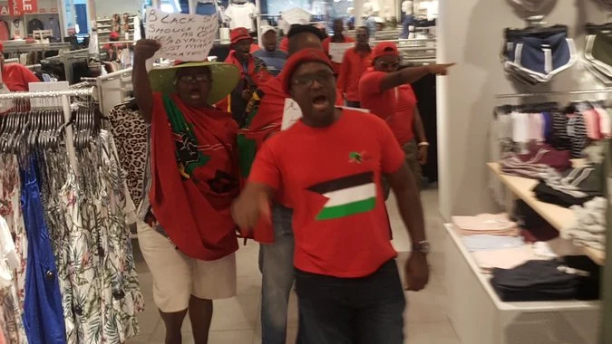 Protestas en tiendas de H&M en Sudáfrica