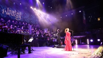 La cantante Isabel Pantoja durante el concierto ofrecido en el Gran Canaria Arena de Las Palmas