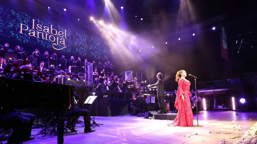 La cantante Isabel Pantoja durante el concierto ofrecido en el Gran Canaria Arena de Las Palmas