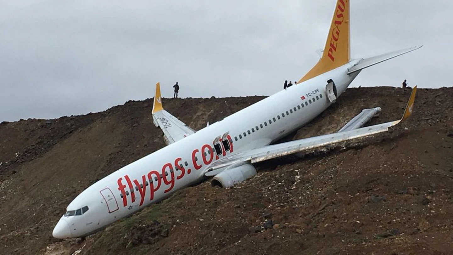Un avión cae por un acantilado en Turquía Un avión cae por un acantilado en Turquía