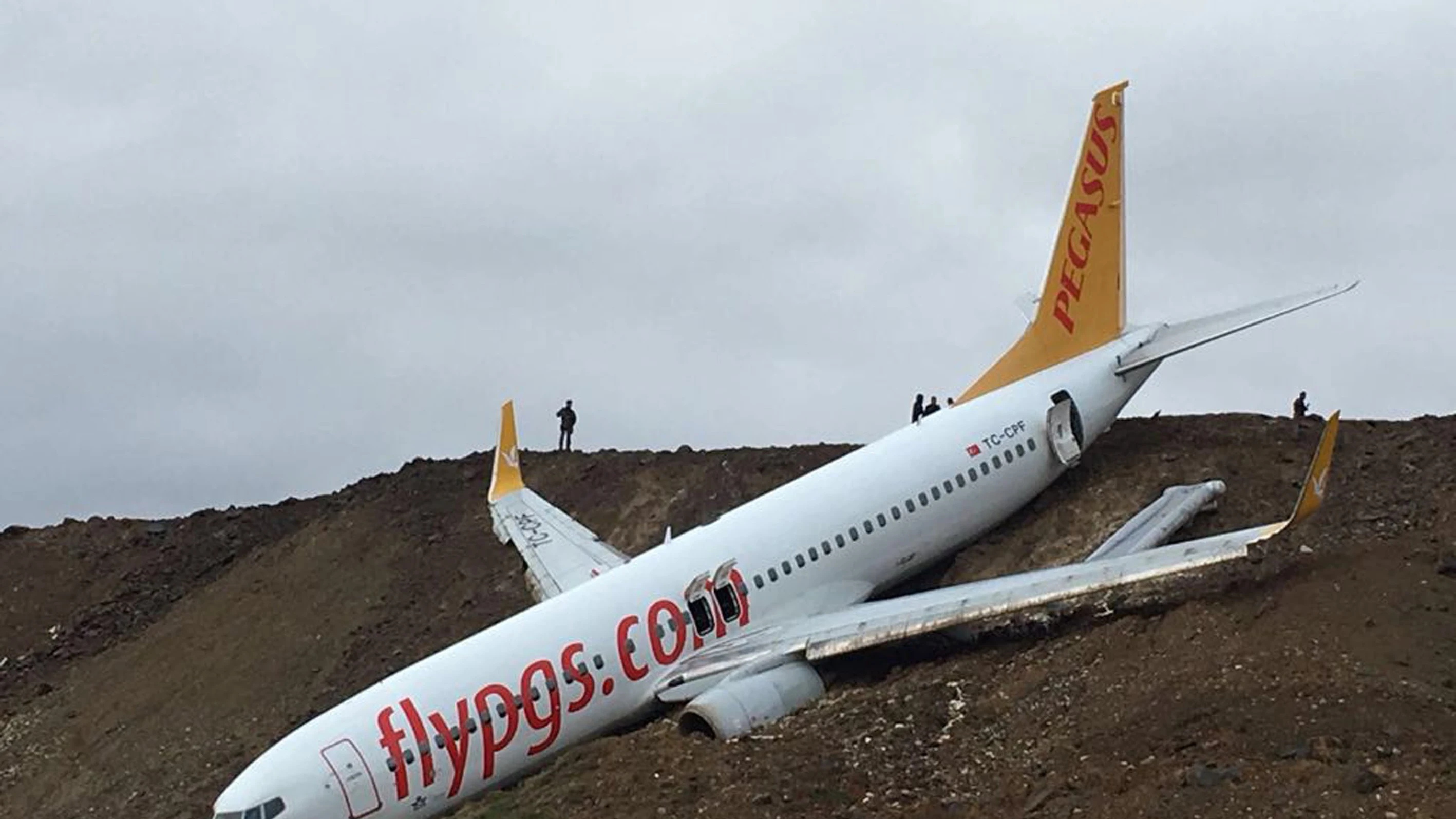 Un avión cae por un acantilado en Turquía Un avión cae por un acantilado en Turquía