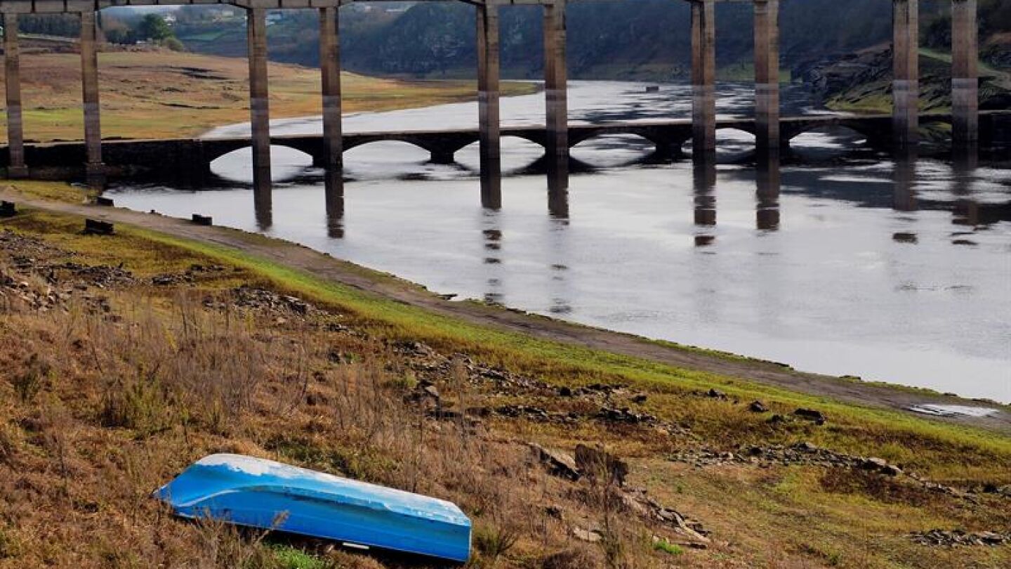 Estado actual del embalse de Belesar, R&iacute;o Mi&ntilde;o, a su paso por la localidad de Portomar&iacute;n