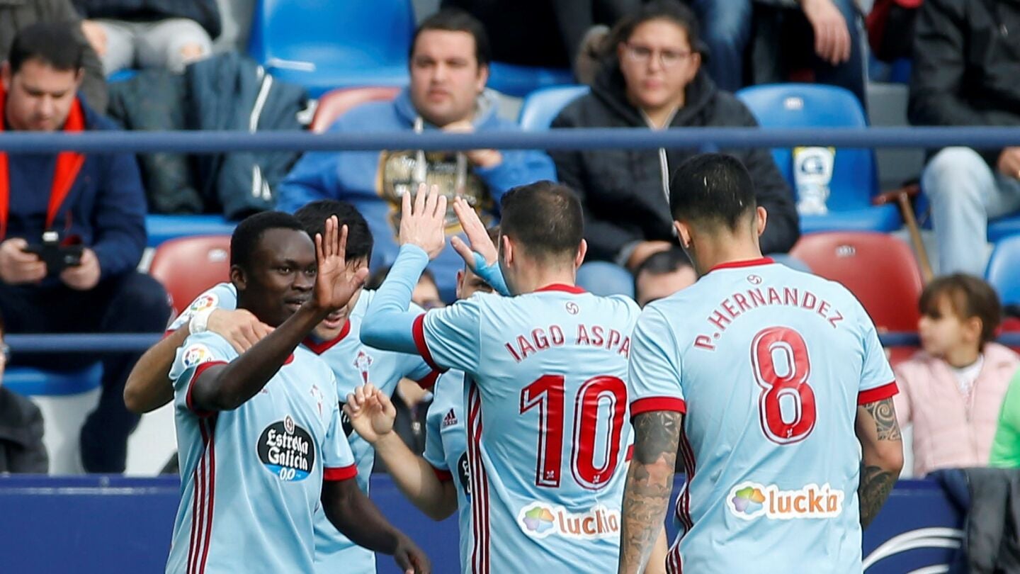 Sisto celebra con sus compa&ntilde;eros su gol ante el Levante
