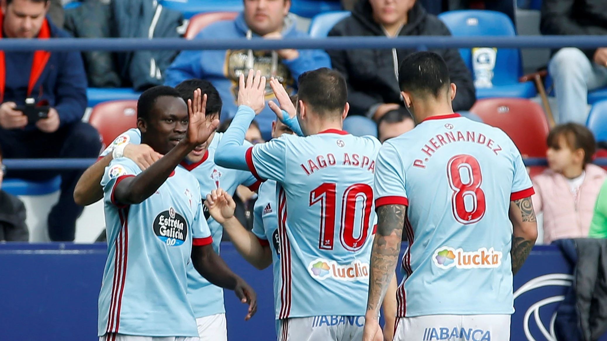 Sisto celebra con sus compañeros su gol ante el Levante