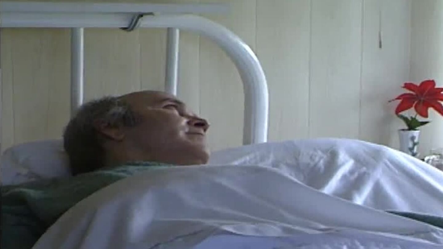 Ram&oacute;n Sampedro postrado sobre su cama
