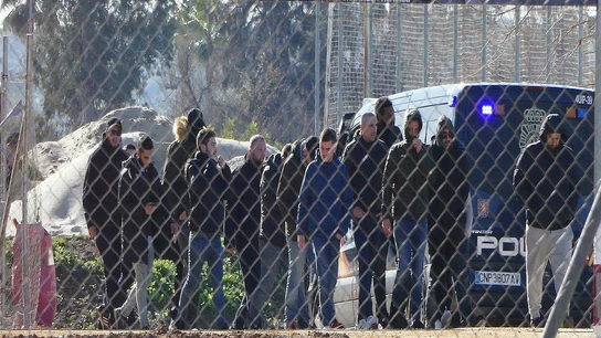 Varios ultras del Sevilla acuden al entrenamiento del equipo hispalense Varios ultras del Sevilla acuden al entrenamiento del equipo hispalense
