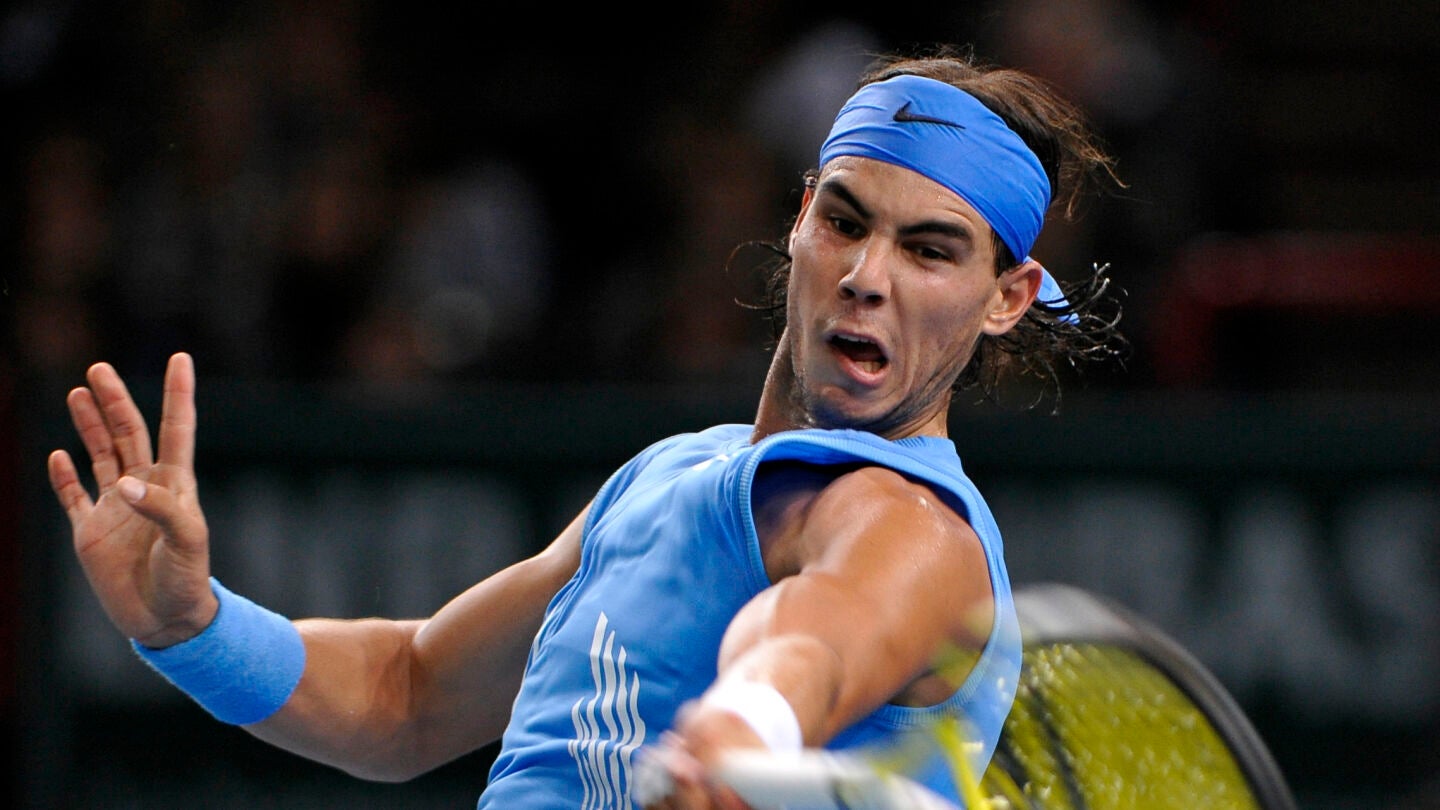 Rafa Nadal golpea la bola durante un partido en 2008