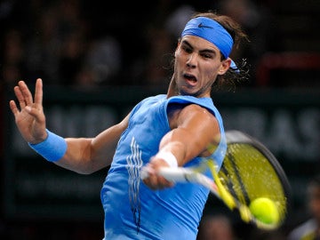 Rafa Nadal golpea la bola durante un partido en 2008 Rafa Nadal golpea la bola durante un partido en 2008