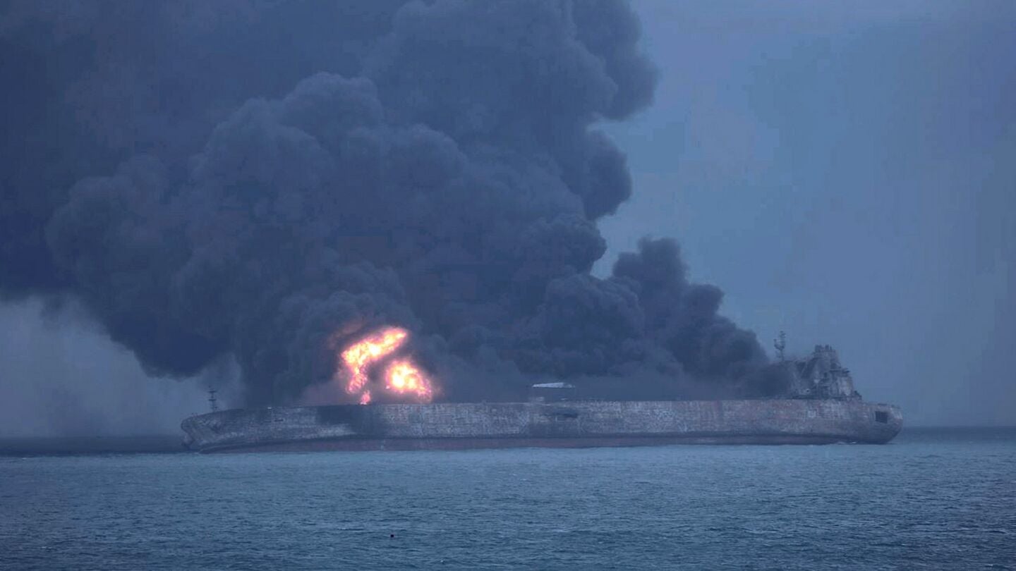 Hundimiento del petrolero iran&iacute; por una explosi&oacute;n