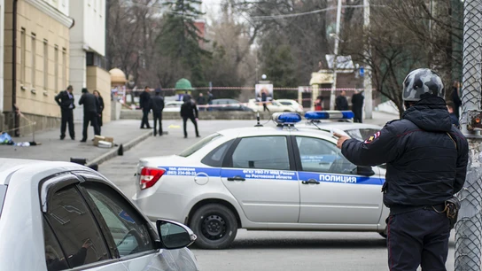 Imagen de un policía ruso Policía rusa a las puertas de un colegio