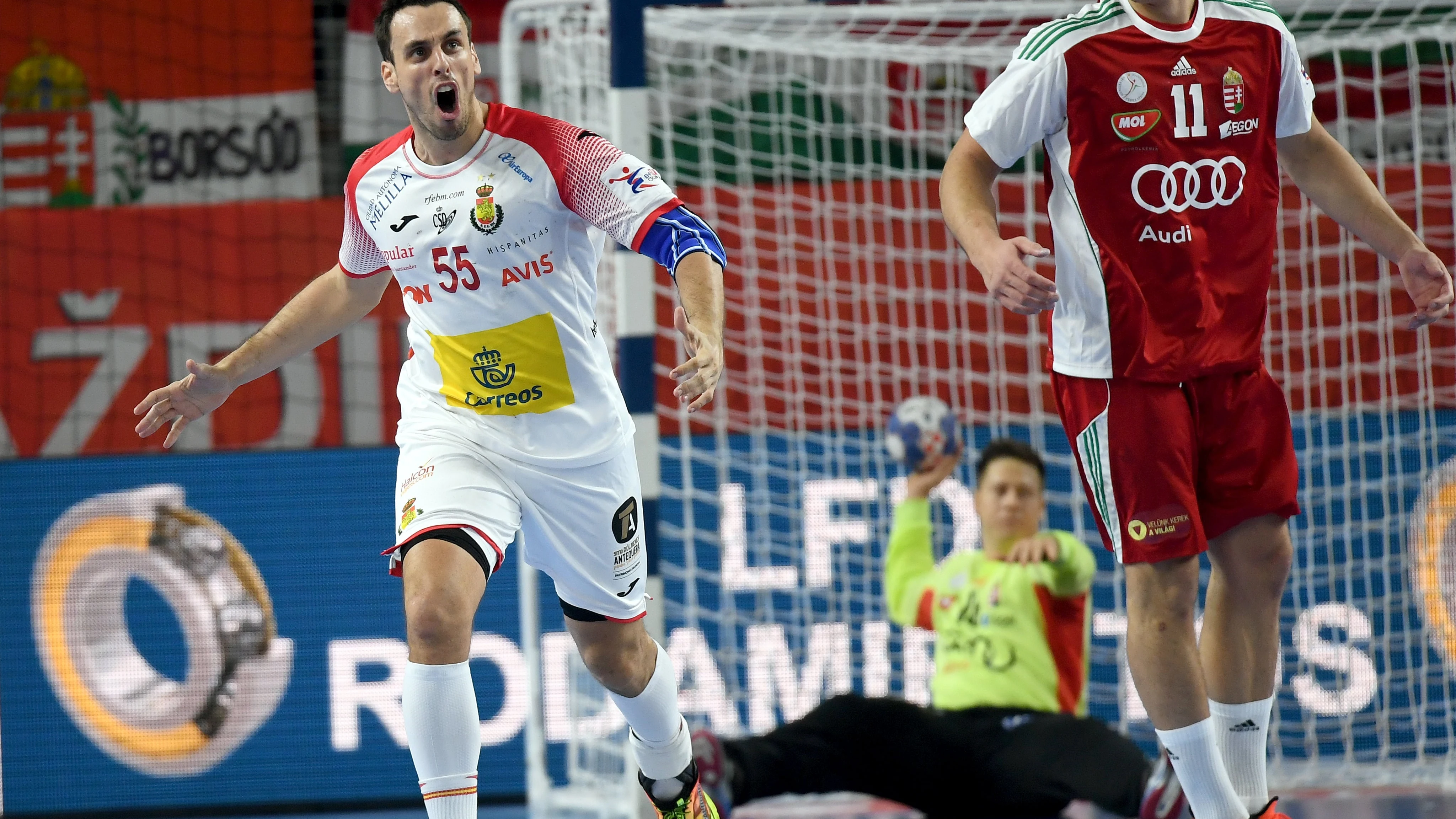 Adrián Figueras celebra un gol ante hungría