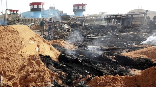 Miembros de las fuerzas de seguridad iraqu&iacute;es y civiles inspeccionan los da&ntilde;os en el escenario de un atentado