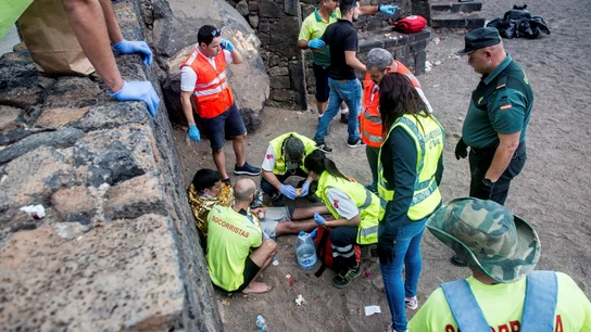 Servicios de emergencia socorriendo a los inmigrantes Servicios de emergencia socorriendo a los inmigrantes