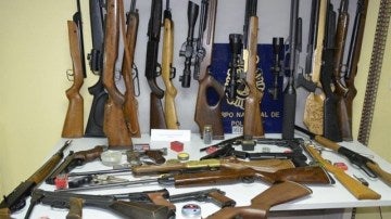 Armas encontradas en la vivienda del individuo