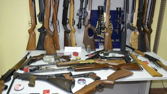 Armas encontradas en la vivienda del individuo