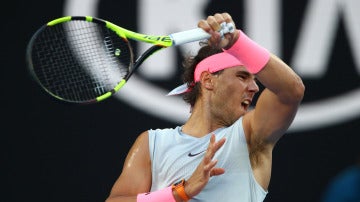 Rafa Nadal golpea de derecha una bola en el Open de Australia