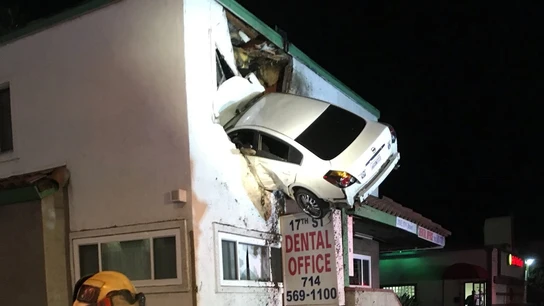 Un coche se empotra en la segunda planta de un edificio en California Un coche se empotra en la segunda planta de un edificio en California