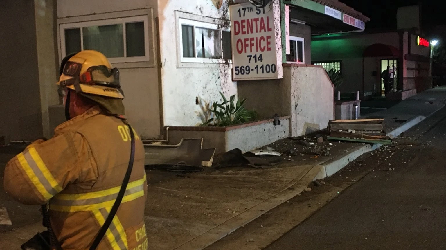 Un coche se empotra en la segunda planta de un edificio en California Un coche se empotra en la segunda planta de un edificio en California