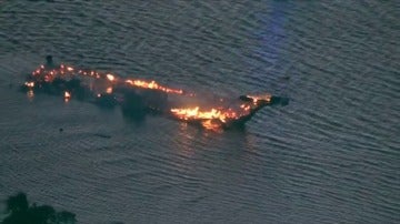 Un barco casino con 50 personas a bordo sufre un aparatoso incendio en Florida