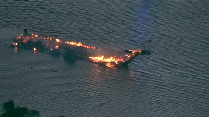 Un barco casino con 50 personas a bordo sufre un aparatoso incendio en Florida Un barco casino con 50 personas a bordo sufre un aparatoso incendio en Florida