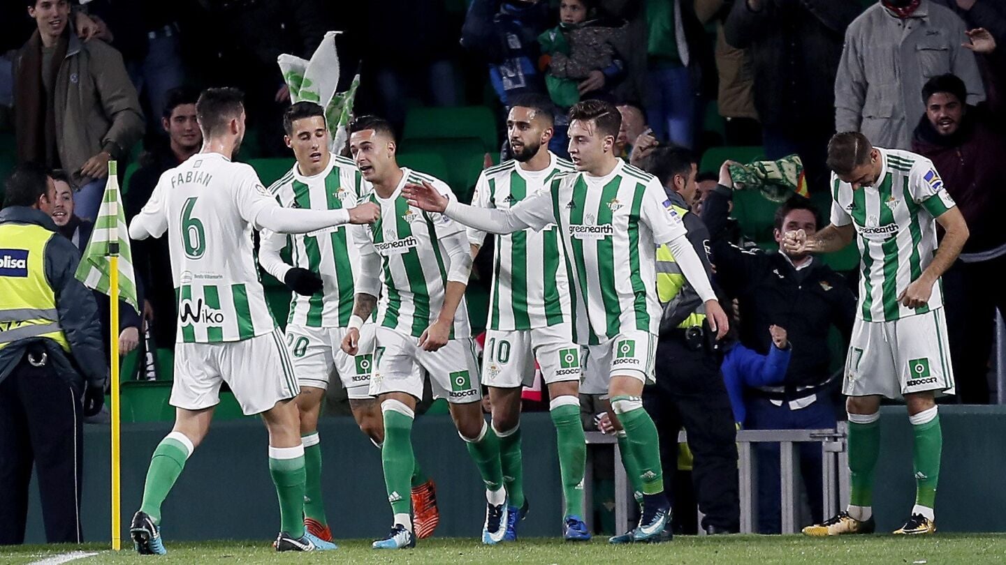 Los jugadores del Betis celebran un gol