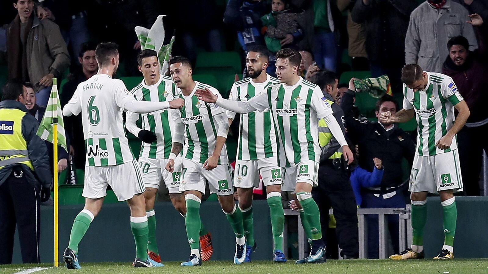 Los jugadores del Betis celebran un gol