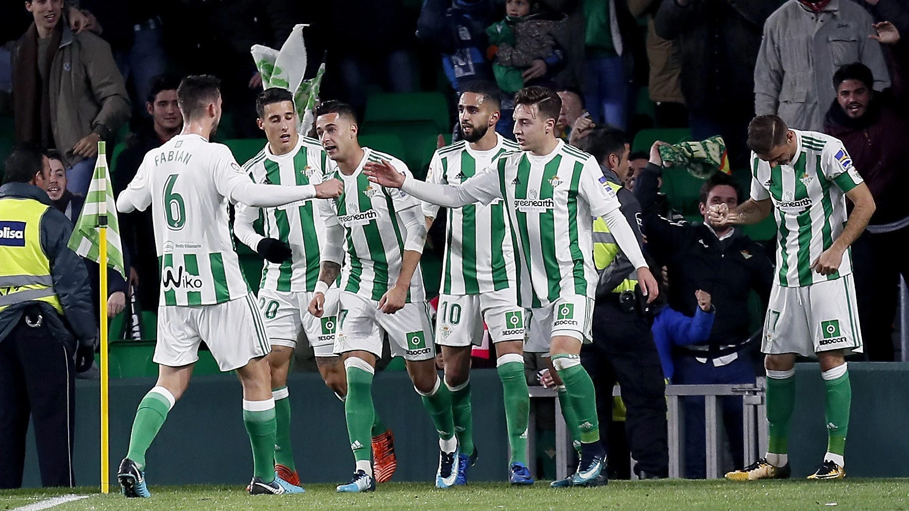 Los jugadores del Betis celebran un gol