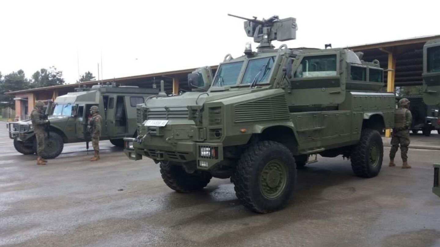 Imagen de archivo de varios militares preparando maniobras