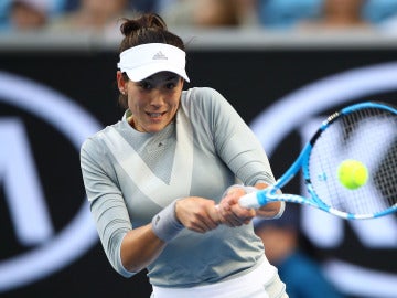 Muguruza golpea de revés durante su partido ante Ponchet Muguruza golpea de revés durante su partido ante Ponchet