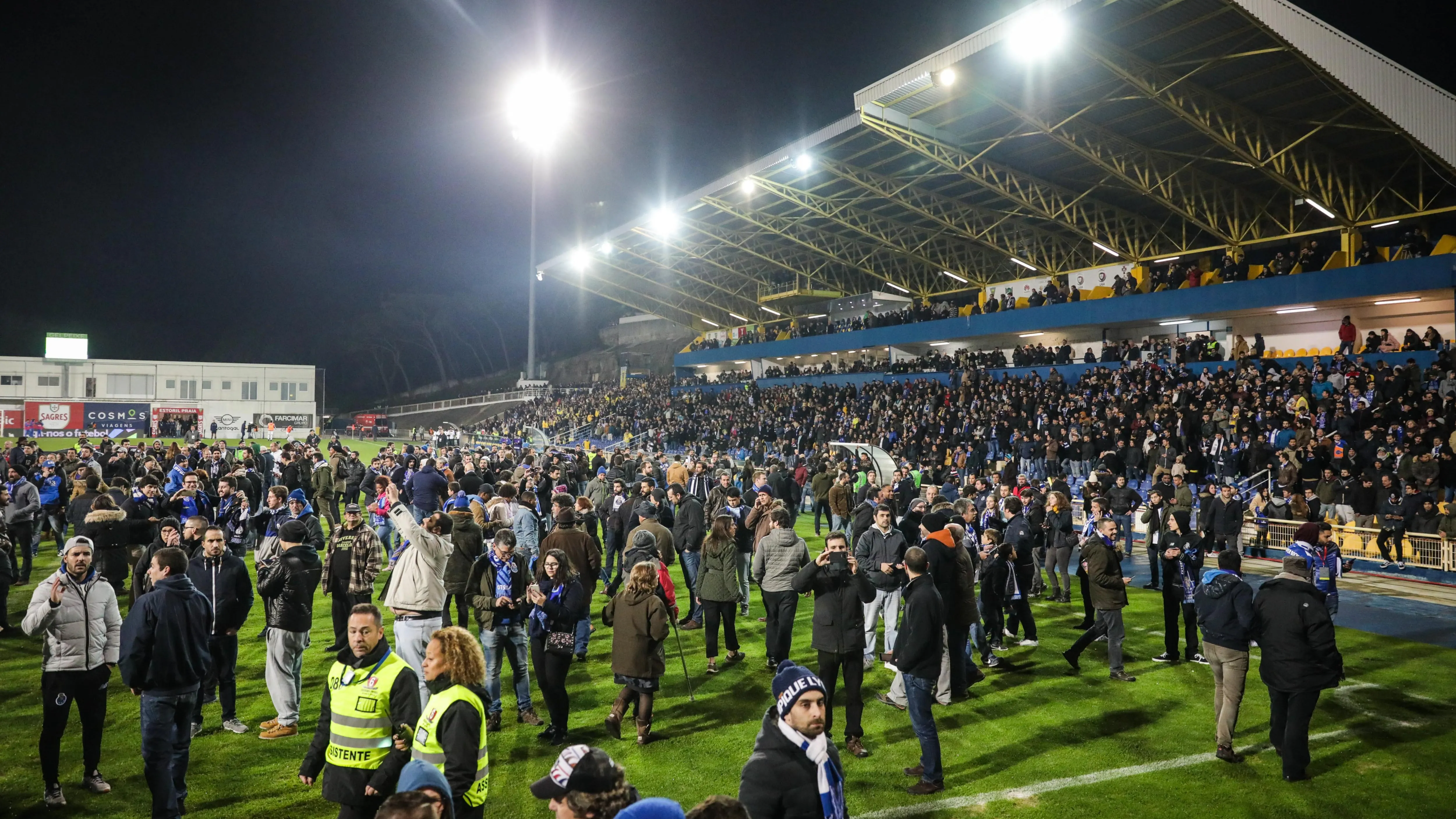 El partido entre Estoril y Oporto se suspende al descanso
