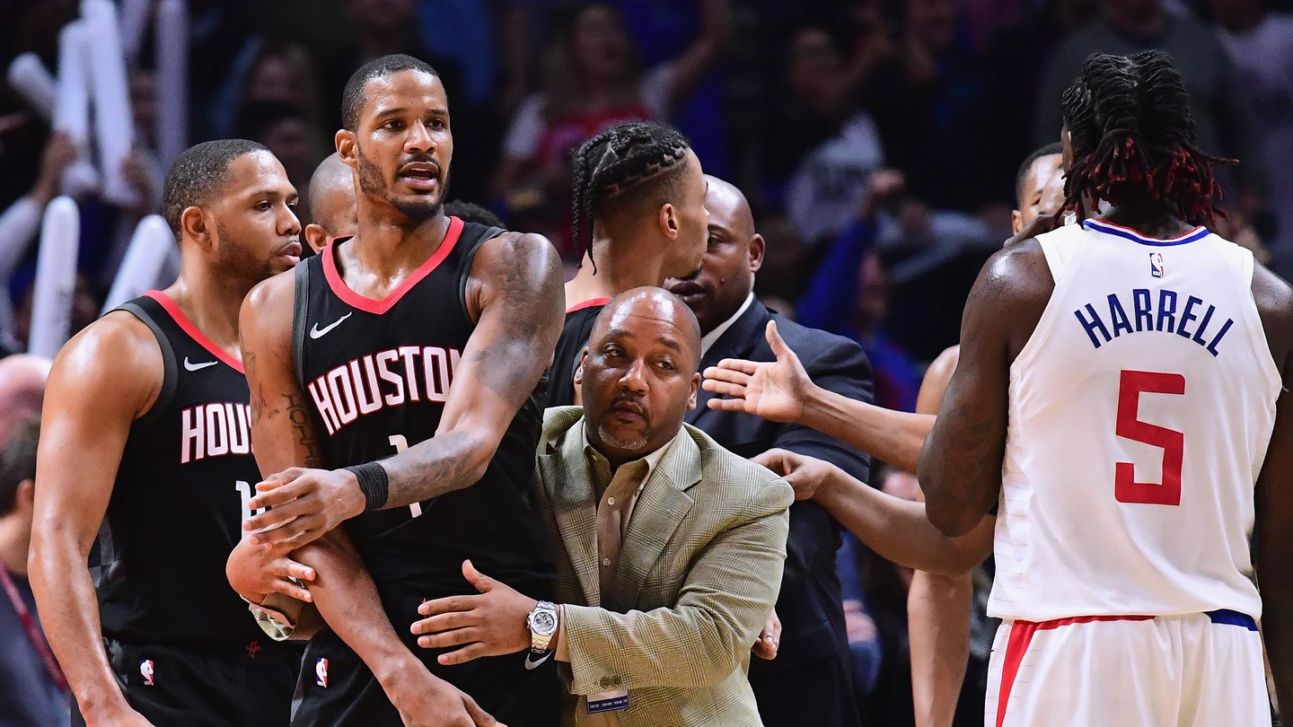 Ariza es agarrado por un miembro de los Rockets Ariza es agarrado por un miembro de los Rockets