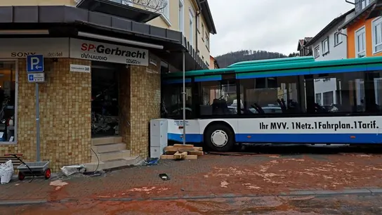Estado en el que quedó un autobús escolar tras chocar contra un muro en Eberbach Estado en el que quedó un autobús escolar tras chocar contra un muro en Eberbach