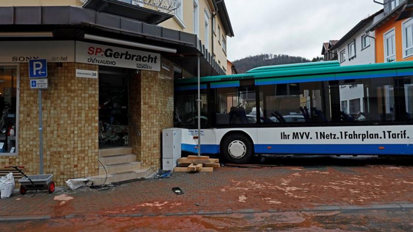 Estado en el que qued&oacute; un autob&uacute;s escolar tras chocar contra un muro en Eberbach