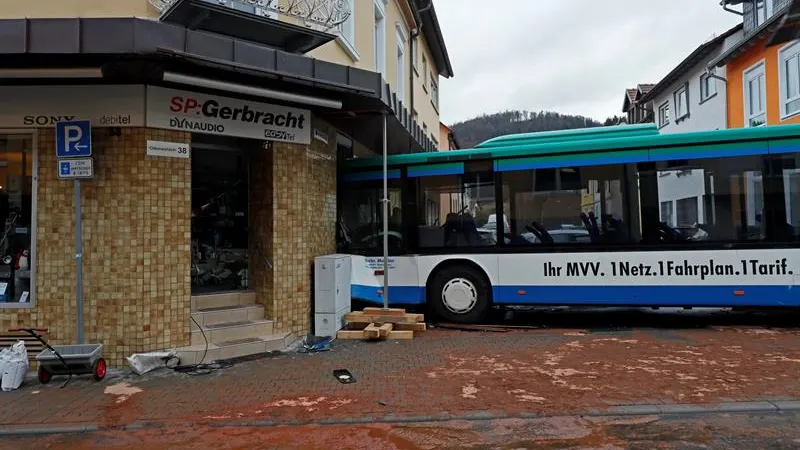 Estado en el que quedó un autobús escolar tras chocar contra un muro en Eberbach