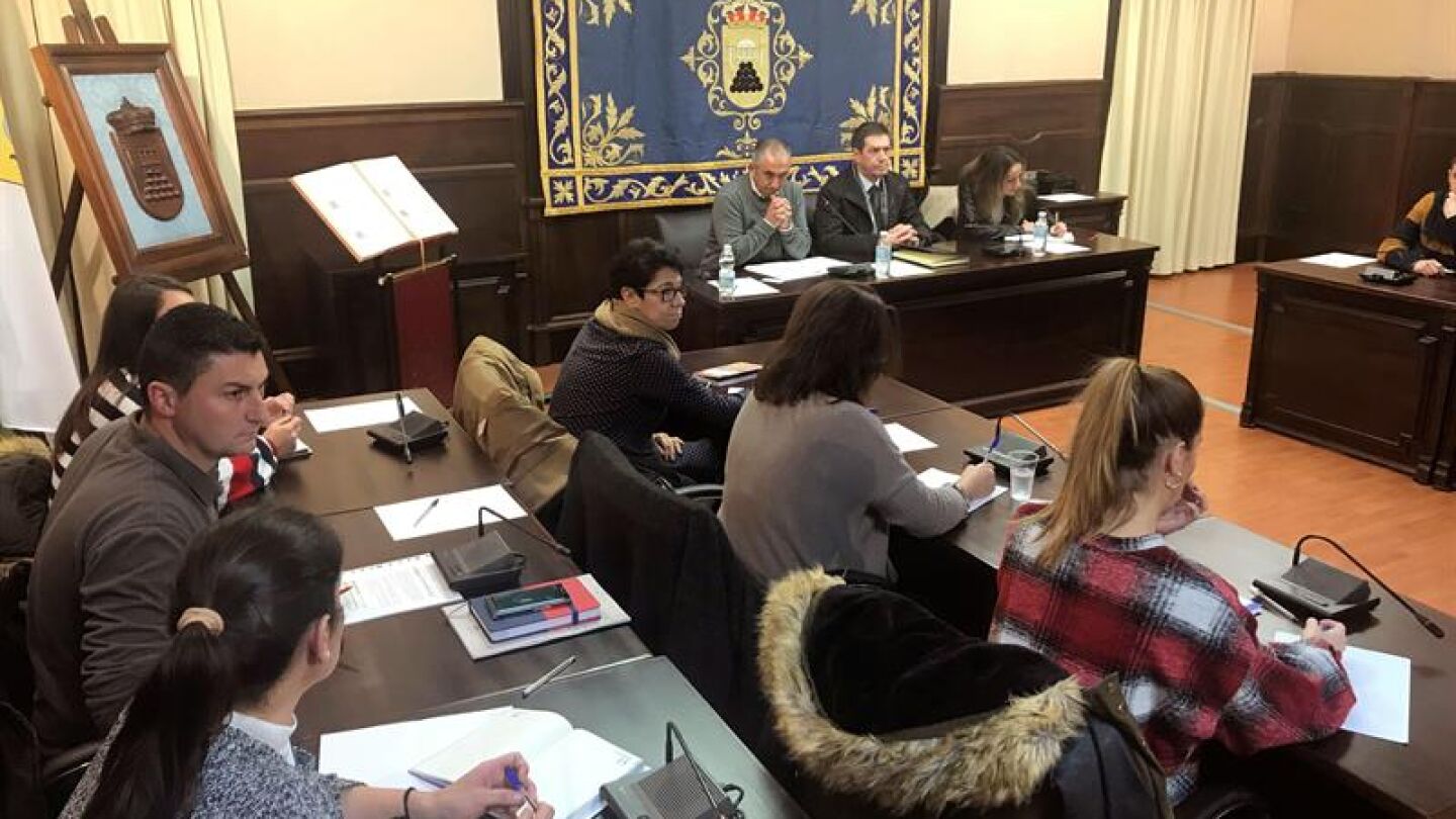 Imagen de la reuni&oacute;n celebrada en el Ayuntamiento de Pedrera (Sevilla)